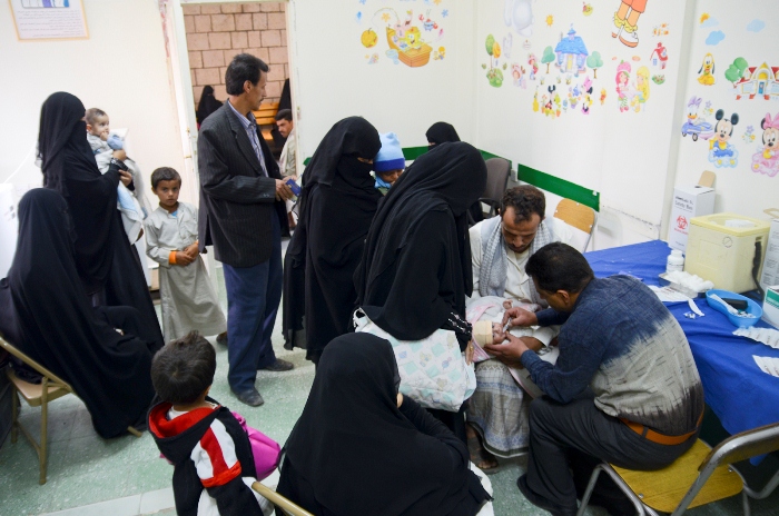 Le Dr Al-Amari Tawfeek est en charge de la vaccination au centre de santé Al-Zahrawi. Il vaccine les enfants âgés de 45 jours à 3 ans et demi contre le rotavirus. Pendant le Ramadan, les centres de santé sont ouverts en deux vacations, une le matin et l'autre la nuit.